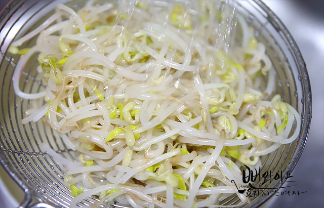 Blanch the mung bean sprouts — step photo