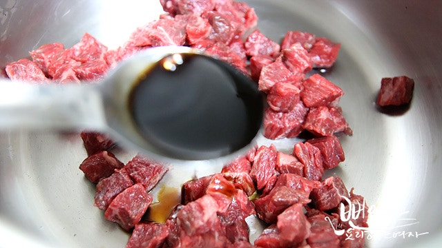 Stir-fry the beef — step photo 1