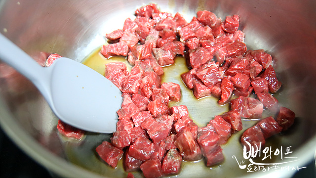 Stir-fry the beef — step photo 1