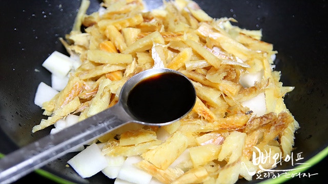 Stir-fry the dried pollock — step photo 1