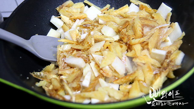Stir-fry the dried pollock — step photo