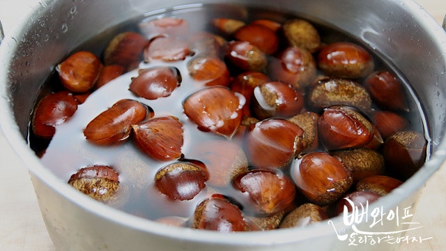 Boil the chestnuts — step photo 1