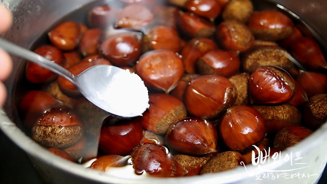 Boil the chestnuts — step photo 2