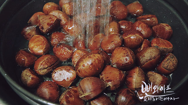 Boil the chestnuts — step photo