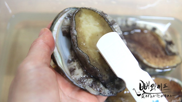 Clean the abalone — step photo 1