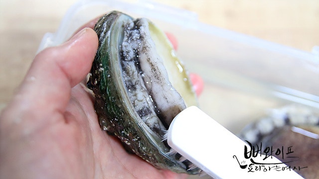 Clean the abalone — step photo 2