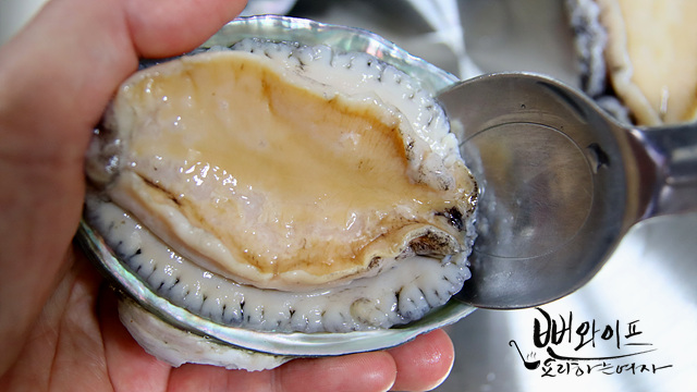 Clean the abalone — step photo 1
