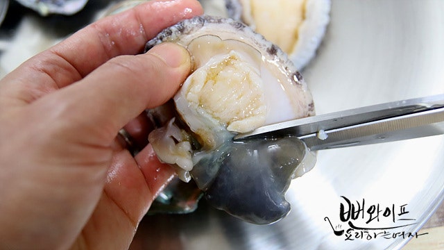 Clean the abalone — step photo 1