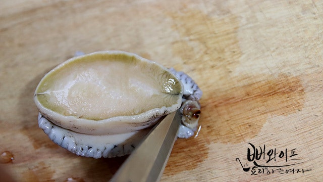 Clean the abalone — step photo 1
