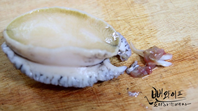 Clean the abalone — step photo 2