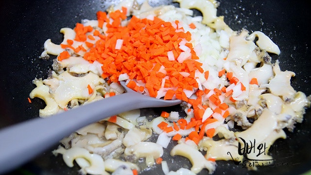 Sauté the ingredients — step photo 1