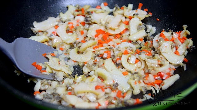 Sauté the ingredients — step photo 2