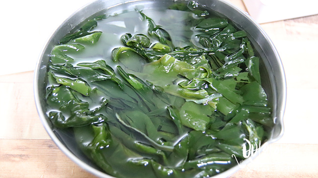 Soak the seaweed — step photo 1