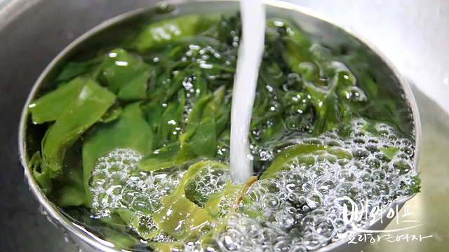 Soak the seaweed — step photo 2