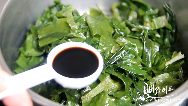Sauté the ingredients — step photo 1