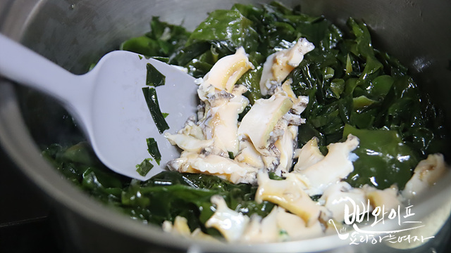 Sauté the ingredients — step photo 1