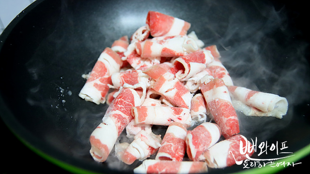 Stir-fry the meat and kimchi — step photo 1