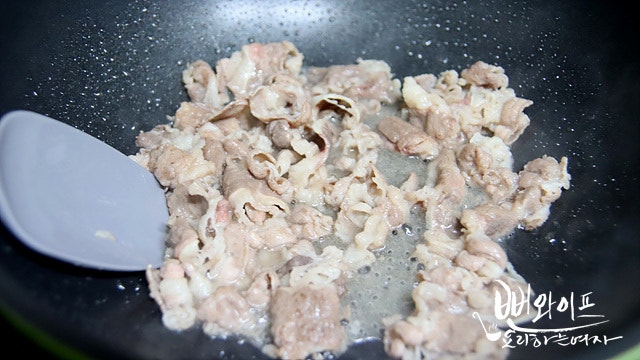 Stir-fry the meat and kimchi — step photo 2