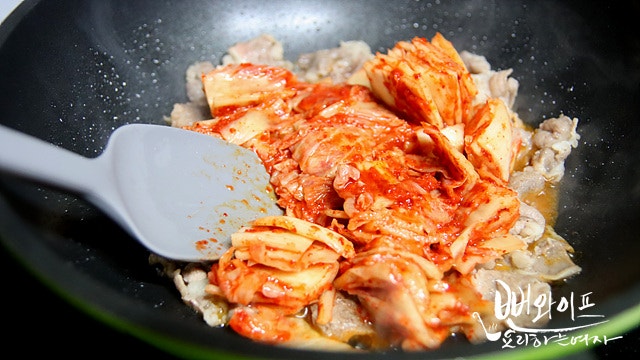 Stir-fry the meat and kimchi — step photo 1