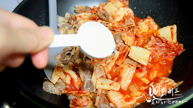 Stir-fry the meat and kimchi — step photo 2