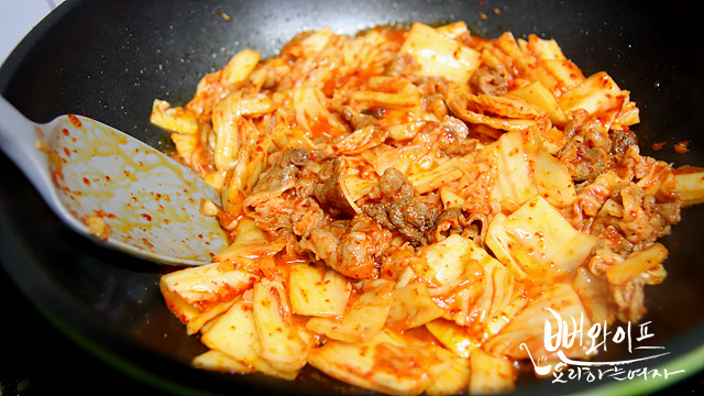 Stir-fry the meat and kimchi — step photo