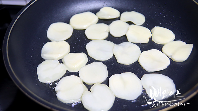 Pan-fry the potatoes — step photo 1