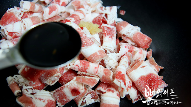 Stir-fry the beef — step photo 1
