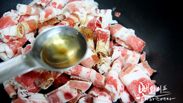 Stir-fry the beef — step photo 1