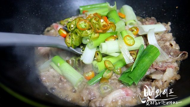 Stir-fry the kimchi — step photo 1