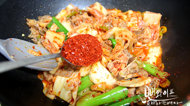 Stir-fry the kimchi — step photo 1