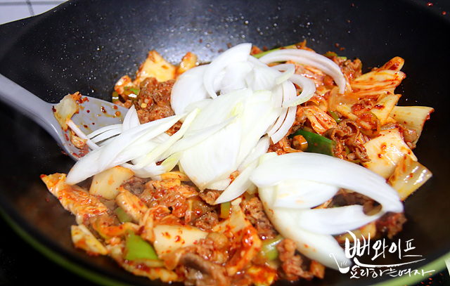 Stir-fry the kimchi — step photo 2