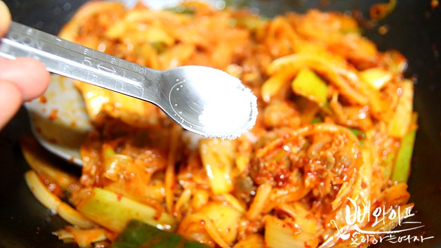 Stir-fry the kimchi — step photo 1