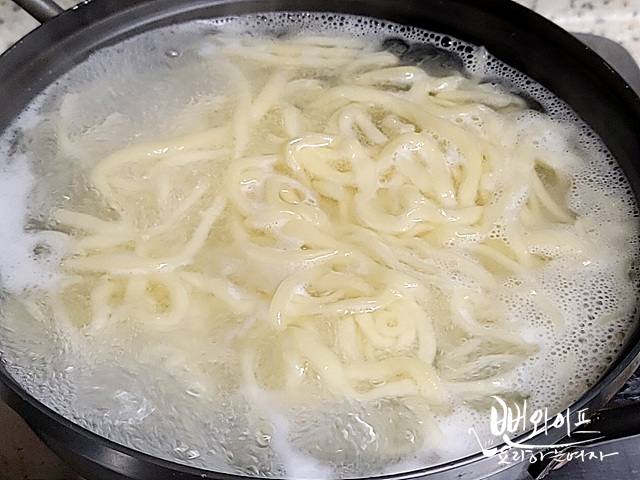 麺をゆでる — 手順の写真