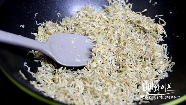 Fry the anchovies in garlic oil — step photo 2