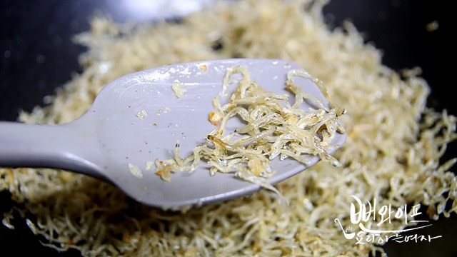 Fry the anchovies in garlic oil — step photo 2