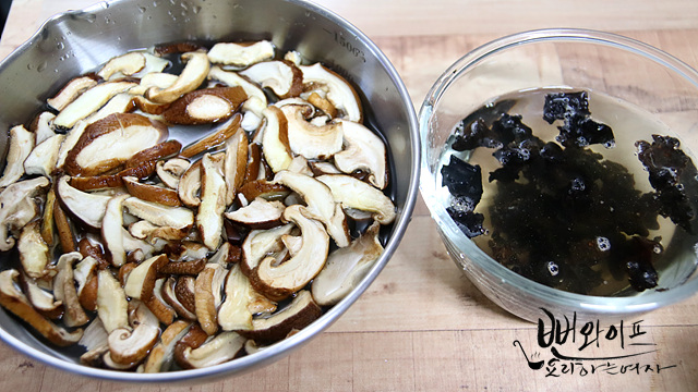 Soak dried shiitake and dried wood ear mushrooms — step photo