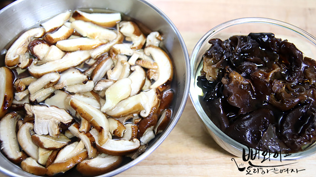 Soak dried shiitake and dried wood ear mushrooms — step photo
