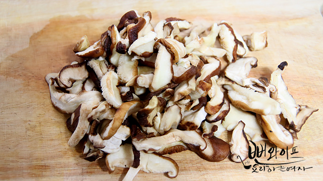 Trim the mushrooms — step photo