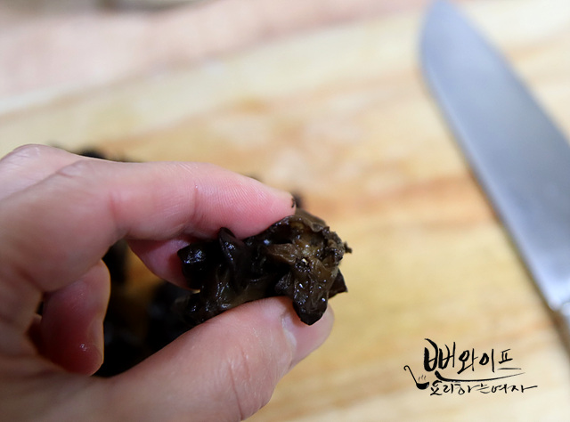 Trim the mushrooms — step photo 1