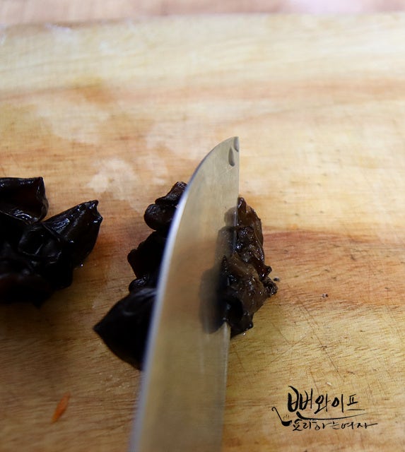 Trim the mushrooms — step photo 2