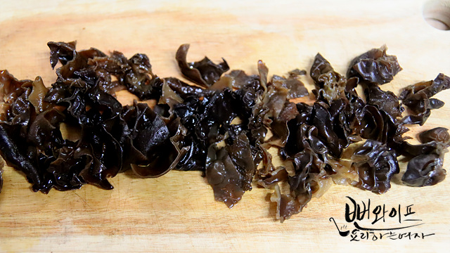 Trim the mushrooms — step photo