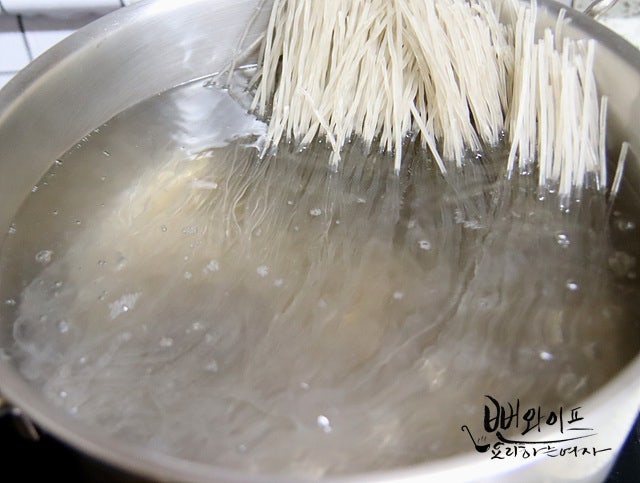 Boil the sweet potato glass noodles — step photo 2