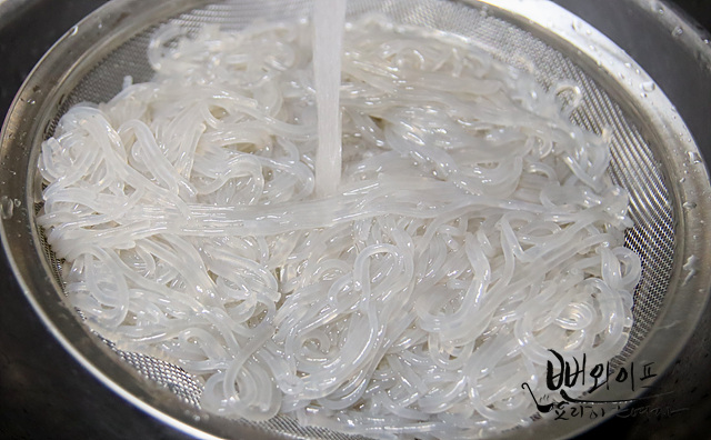 Boil the sweet potato glass noodles — step photo 2