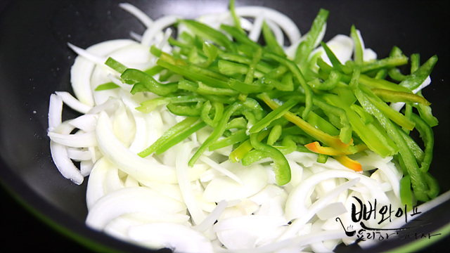 Stir-fry the ingredients — step photo 1