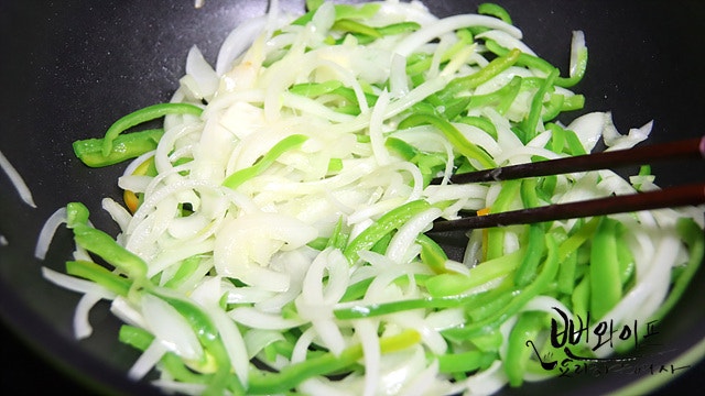 Stir-fry the ingredients — step photo 2