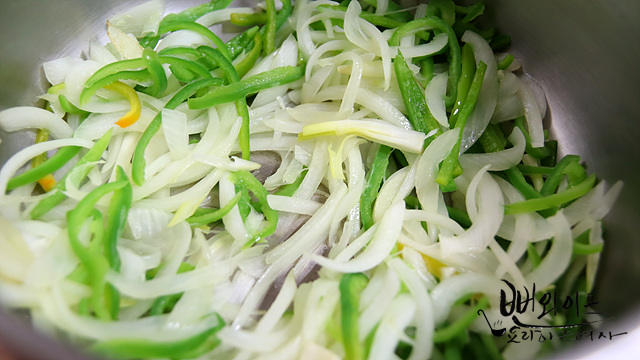 Stir-fry the ingredients — step photo