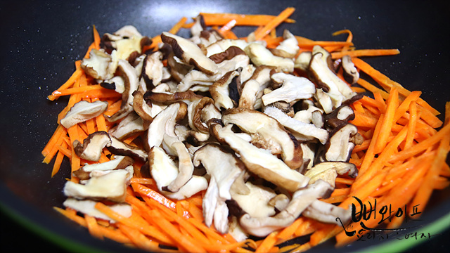 Stir-fry the ingredients — step photo 2