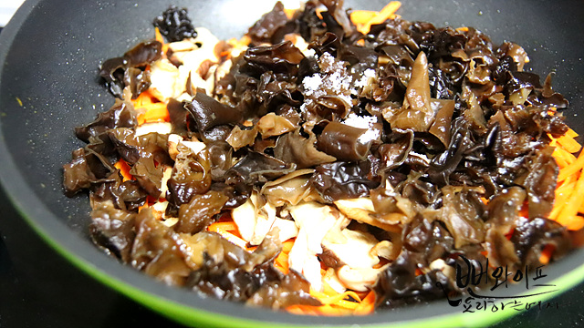Stir-fry the ingredients — step photo 1