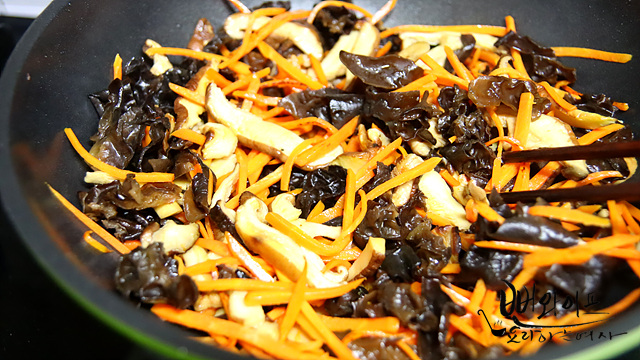 Stir-fry the ingredients — step photo 2