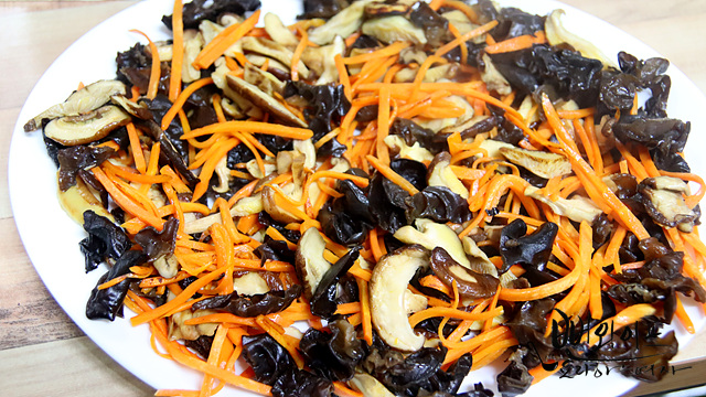 Stir-fry the ingredients — step photo